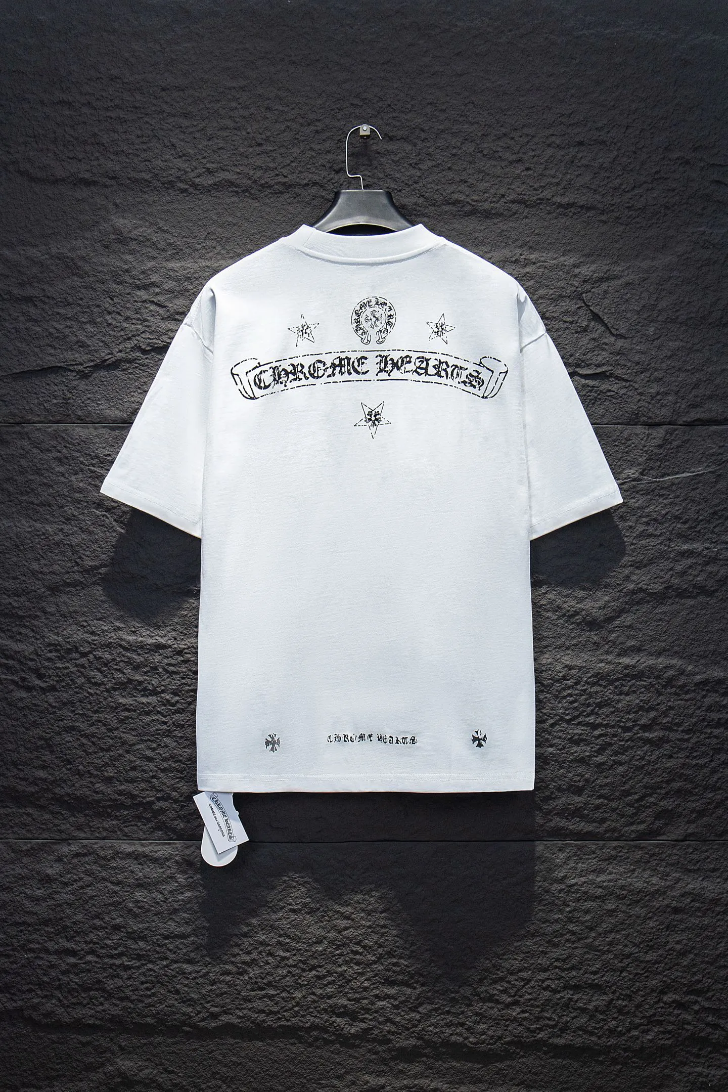 P170 Chrome hearts• 25ss ⚠YB custom-woven and dyed fabric, color, printing, version, accessories, hardware. The fabric is woven by imported machines. The uniqueness of the cloth texture creates a perfect garment effect. The fabric is made of 260-gram clean cloth with 320-gram 1*1 rib. 4-color environmentally friendly dyed fabric, and the threads are in the same cylinder without color difference.  Gradient graffiti on garments, hand-painted graffiti technology on garments, details clearly visible on the collar, pockets, cuffs, and front and rear threads. The printing uses Japanese BROTHER white ink digital direct-injection garment printing. This model is a global limited edition. In order to present a product like a work of art, after a long period of repeated determination of details, a very high-standard garment is presented. The front chest is made of direct-injection printing environmentally friendly glue material, using a mechanized printing process. Mechanical printing has high precision, the positioning accuracy can reach ±0.02mm, and the quality is stable.  The body of the garment is processed with hand-nailed hardware elements, which greatly increases the interest of the garment and creates a unique visual effect. The special washing effect creates a unique aged effect.  Croix Heart Short Sleeve must be the first short-sleeved piece in spring and summer that blurs the boundaries of unisex style. It has a classic dropped shoulder oversize version and a loose and casual upper body.  Color: Black White Size: S M L XL